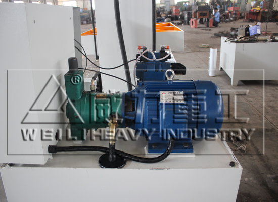 100噸龍門液壓機1