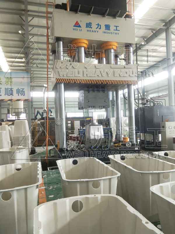 萊蕪客戶采購(gòu)玻璃鋼化糞池液壓機(jī)加工現(xiàn)場(chǎng)