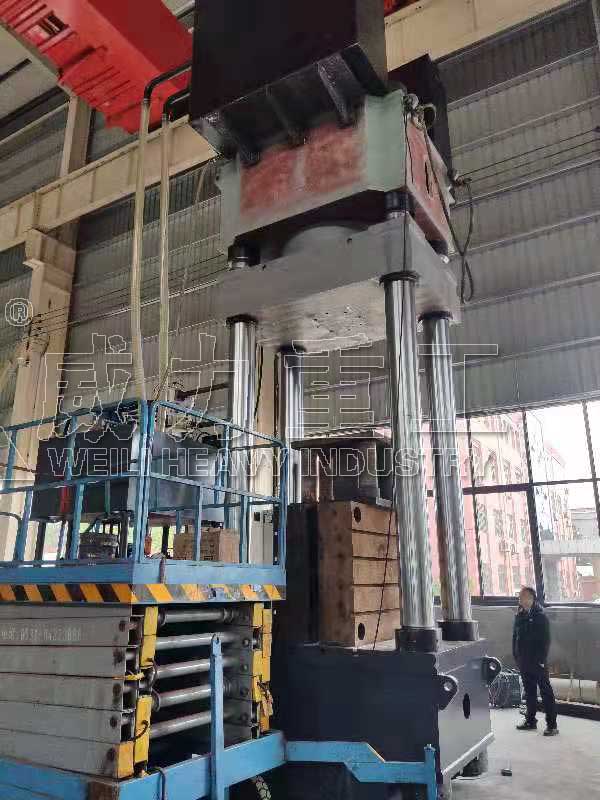 2000噸匣缽坩堝成型液壓機生產(chǎn)加工現(xiàn)場